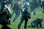 Politiet måtte trække kniplerne. 10 blev anholdt. 
