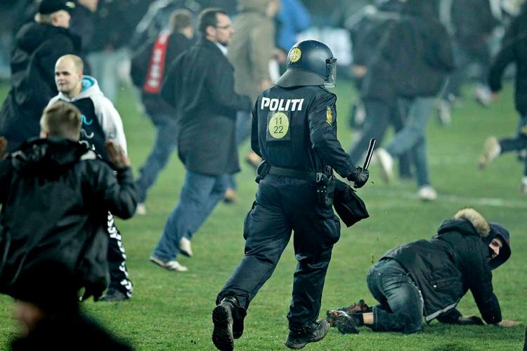 Politiet måtte trække kniplerne. 10 blev anholdt. 