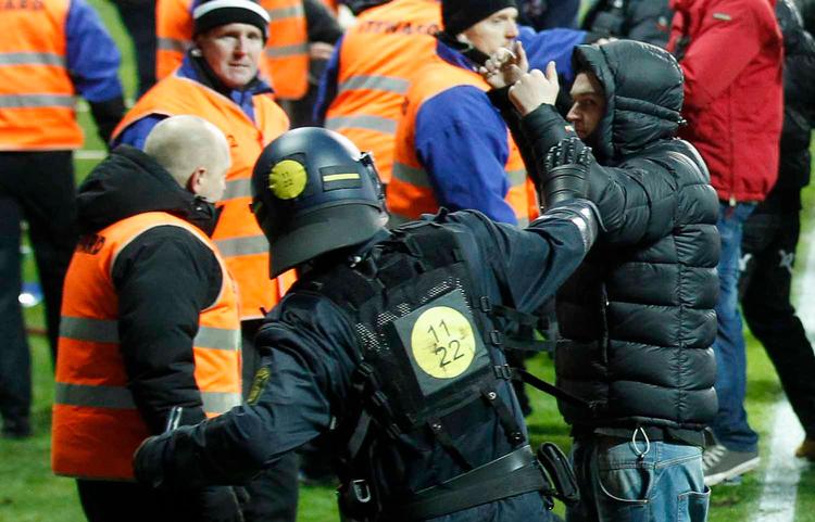 Og flere Brøndbyfans på banen i kamp med kontrollører og politi. 