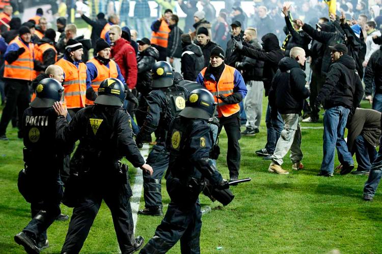 Over 1.000 fans var inde på banen. 