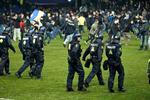 Det lykkedes ret hurtigt politet at rydde banen for fans. 