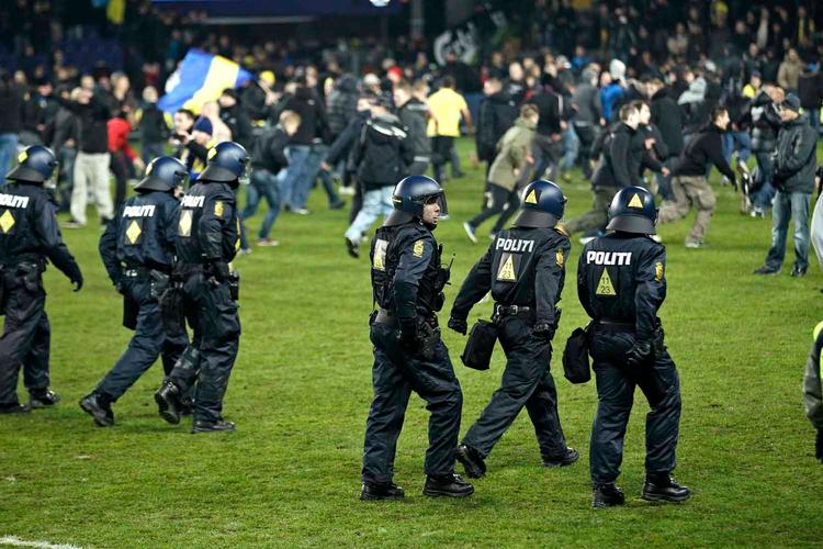 Det lykkedes ret hurtigt politet at rydde banen for fans. 
