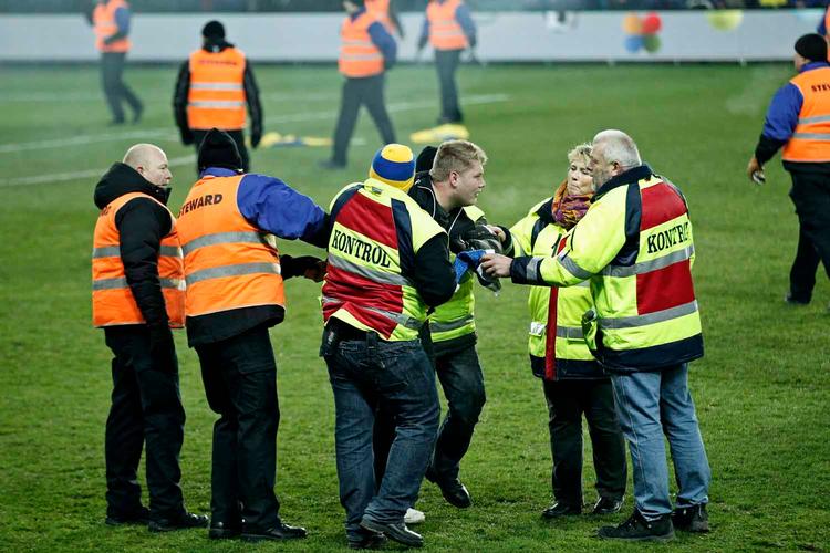 Brøndbys ledelse er blevet kaldt til møde hos politiet i dag efter optøjerne. 