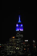 Unormalt. Mandag var en dag uden vold i New York. Måske havde det noget at gøre med det lysshow, der blev projekteret fra Empire State Building. Det første af den slags på den berømte bygning fandt i hvert fald også sted mandag aften til musik af Alicia Keys, der blev sendt direkte på flere radiostationer. Og lysshow, der passede til. Se video af seancen nederst i artiklen. 