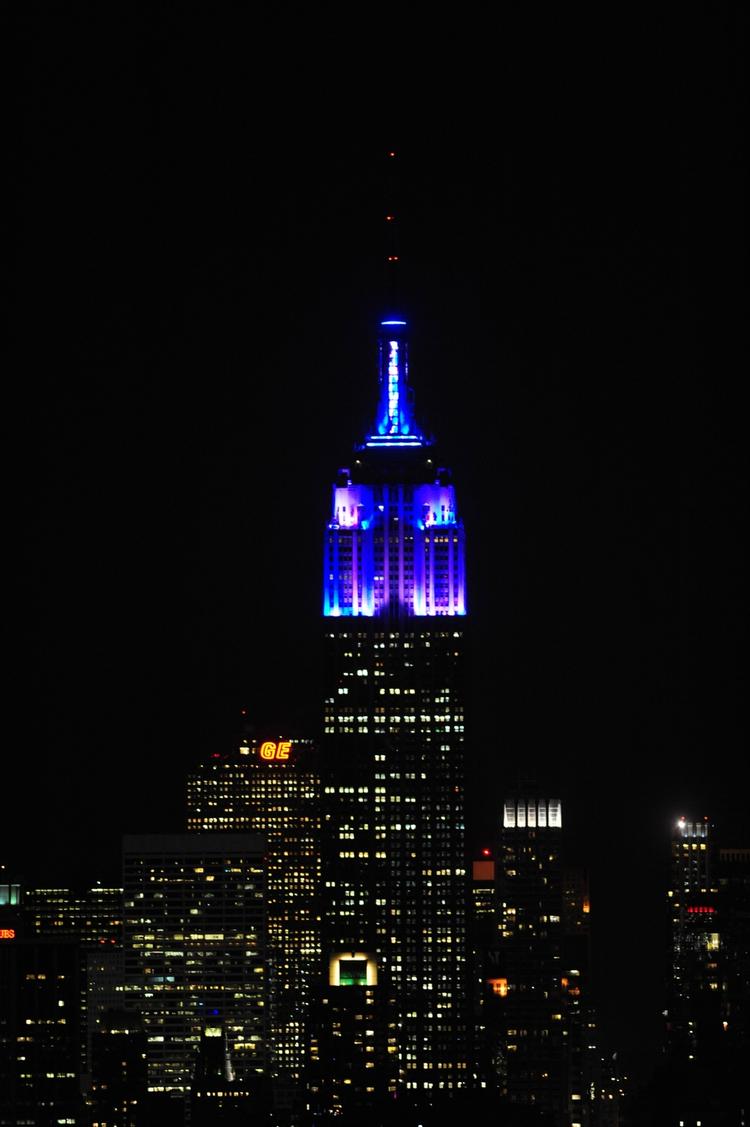 Unormalt. Mandag var en dag uden vold i New York. Måske havde det noget at gøre med det lysshow, der blev projekteret fra Empire State Building. Det første af den slags på den berømte bygning fandt i hvert fald også sted mandag aften til musik af Alicia Keys, der blev sendt direkte på flere radiostationer. Og lysshow, der passede til. Se video af seancen nederst i artiklen. 