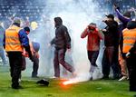Uro. Massevis af fans og romerlys på banen - det lignede ikke en normal dansk fodboldkamp, da Brøndby og FCK mødte hinanden i aftes. 