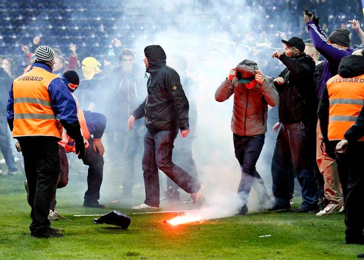 Uro. Massevis af fans og romerlys på banen - det lignede ikke en normal dansk fodboldkamp, da Brøndby og FCK mødte hinanden i aftes. 