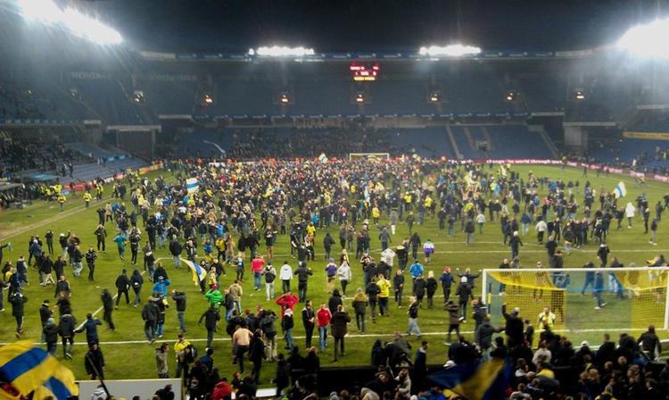 View. Politiken.dk-læser Tore Nyholm tog dette billede oppe fra sin plads på 'Sydsiden'. »Såkaldt pitch invasion var normal procedure, dengang Brøndby gad at vinde mesterskaber«, konstaterer han. 