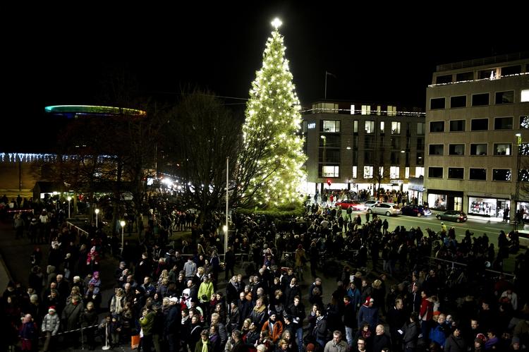 Tradition. Alle folk har ret til deres traditioner, skriver Pia Kjærsgaard (DF) om balladen om juletræet i Egedalsvænge i Kokkedal. Træet her er fra arkivet. Det stod i Aarhus, og her var ingen juleballade. 