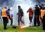 Tilskuerproblemer. Først da kampklædt politi gjorde dets entré på Brøndby Stadion, fik de kølnet tilskuerurolighederne ned. 