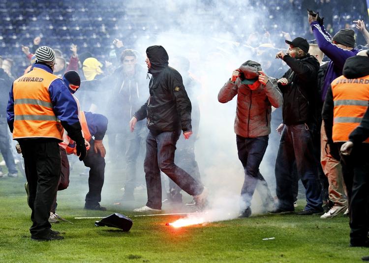 Tilskuerproblemer. Først da kampklædt politi gjorde dets entré på Brøndby Stadion, fik de kølnet tilskuerurolighederne ned. 