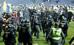 sammenstød. Brøndby-tilhængere invaderede banen efter kampen mod FCK, hvorefter politiet måtte rydde banen. 