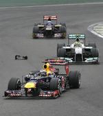 andenviolin. Red Bulls Sebastian Vettel (forrest) skal næste år have Daniel Ricciardo (bagerst) som holdkammerat. 