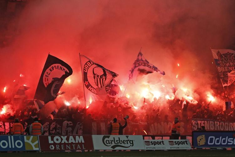 organiseret? Brøndbys fans styrede efter kampen direkte ned mod FCK-afsnittet, hvor politi og kontrollører stoppede dem. 