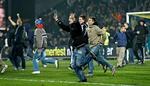 Brøndby-fans løber ind på banen efter kampen. 
