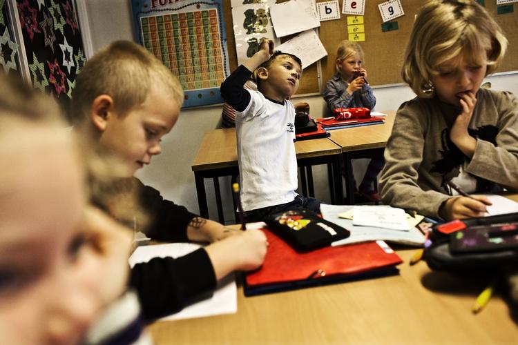 Uddannelse. Børnene i folkeskolen kan se frem til en del flere timer i deres skoletid. 