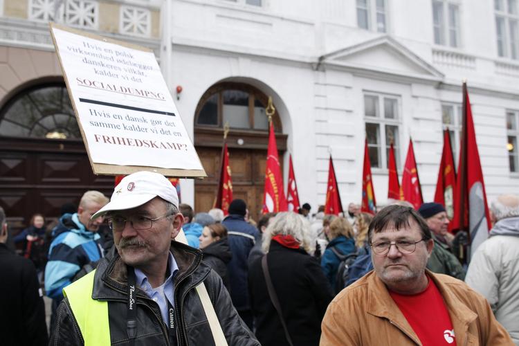 Sympati. Masser af 3F'ere har taget opstilling foran Arbejdsretten. 