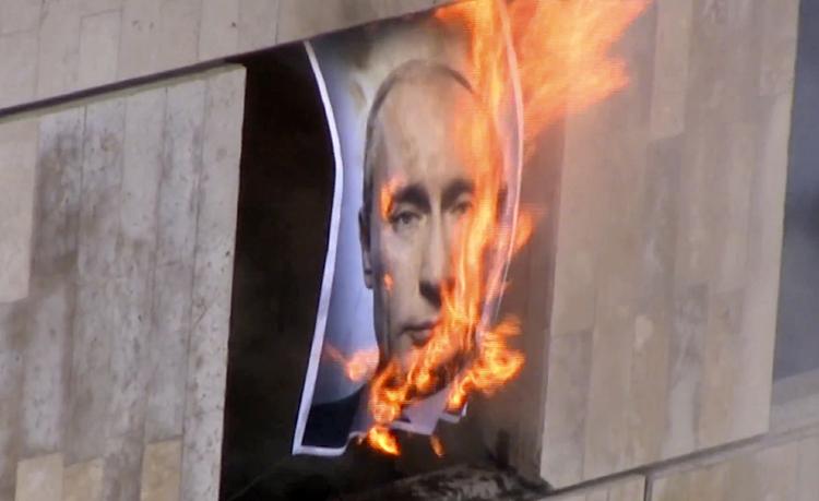 Brændemærket. I en af Pussy Riots kontroversielle videoer antændes et billede af præsident Vladimir Putin. 