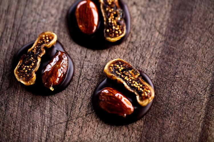 Mørk og lys. Den mørke udgave af julemønterne pyntes med figen og glaseret mandel, hvorimod de hvide mønter er dekoreret med glaseret hasselnød og abrikos. 