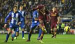 sløjt. Manchester Citys Mario Balotelli scorer holdets første mål i kampen mod Wigan. 