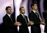 hæder. De står der igen: Fra venstre Lionel Messi, Andres Iniesta og Cristiano Ronaldo, da Uefa valgte årets spiller i august. Den titel løb Andres Iniesta med. 