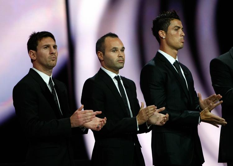 hæder. De står der igen: Fra venstre Lionel Messi, Andres Iniesta og Cristiano Ronaldo, da Uefa valgte årets spiller i august. Den titel løb Andres Iniesta med. 