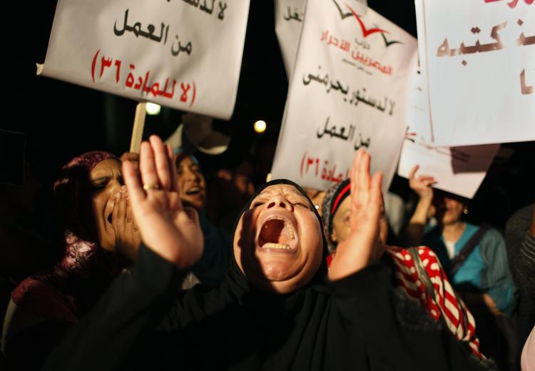 Protest. Kvinder i Kairo er rasende over, at den nye grundlov kommer til at hvile på sharia-principper. 