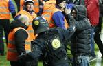 Invasion. Et væddemål kan muligvis være skyld i, at flere end tusinde mennesker invaderede Brøndby Stadions græstæppe kort efter kampen mellem Brøndby og FCK blev fløjtet af i går aftes. 