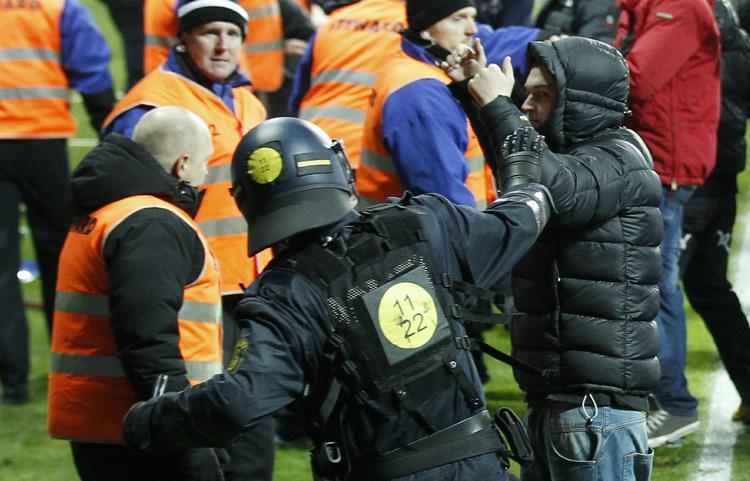 Invasion. Et væddemål kan muligvis være skyld i, at flere end tusinde mennesker invaderede Brøndby Stadions græstæppe kort efter kampen mellem Brøndby og FCK blev fløjtet af i går aftes. 