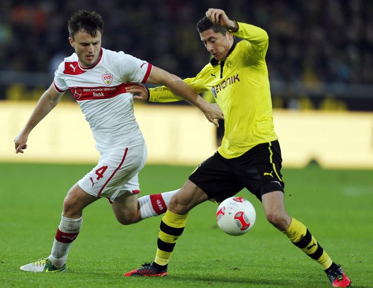 fodskade. William Kvist (tv) i kamp for Stuttgart mod mestrene fra Dortmund. 