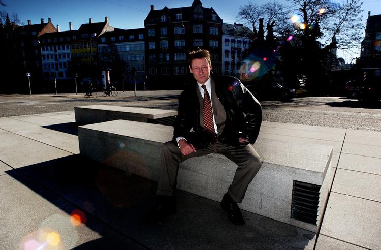 Finansmand. Morgendagens fødselar foran sin tidligere arbejdsplads på Jarmers Plads. 