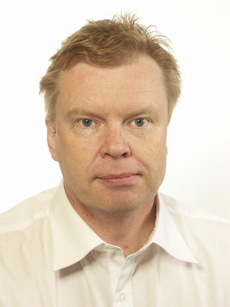 Skandale. Den svenske politiker for Sverigedemokraterne Lars Isovaara må gå af som følge af en højst uheldig nat, hvor han forstyrrede restaurantgæster, faldt ud af sin rullestol, troede sig bestjålet og fik kontroltab overfor en vagt på den svenske Riksdag. 