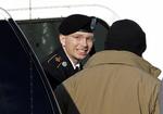 Landsforræder? 24-årige Bradley Manning træder ud af en bil for at blive eskorteret til retsbygningen i Fort Meade, Maryland. Under høringerne optræder han i gallauniform. 