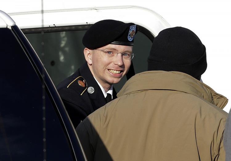 Landsforræder? 24-årige Bradley Manning træder ud af en bil for at blive eskorteret til retsbygningen i Fort Meade, Maryland. Under høringerne optræder han i gallauniform. 