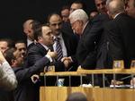 Tillykke. Delegerede ved FN's generalforsamling ønsker Mahmoud Abbas tillykke med Palæstinas opgradering, men en del af støtten kom med forbehold - blandt andet den danske opbakning. 