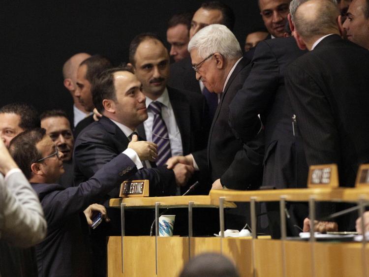 Tillykke. Delegerede ved FN's generalforsamling ønsker Mahmoud Abbas tillykke med Palæstinas opgradering, men en del af støtten kom med forbehold - blandt andet den danske opbakning. 