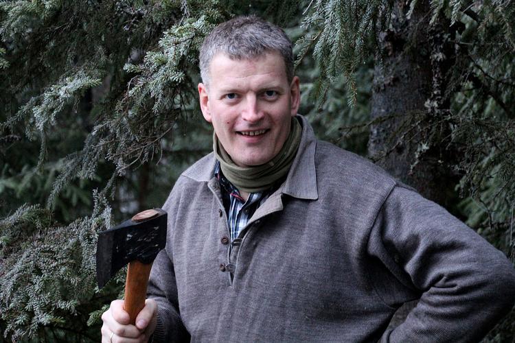 Mytting. Den 44-årige nordmands bog 'Brænde' er trykt i 144.000 eksemplarer. Lars Mytting har sagt nej tak til forlags forslag om at skrive en to'er. Han vil - trods succesen - gerne undslippet sit ry som 'træmanden fra Elverum'. 