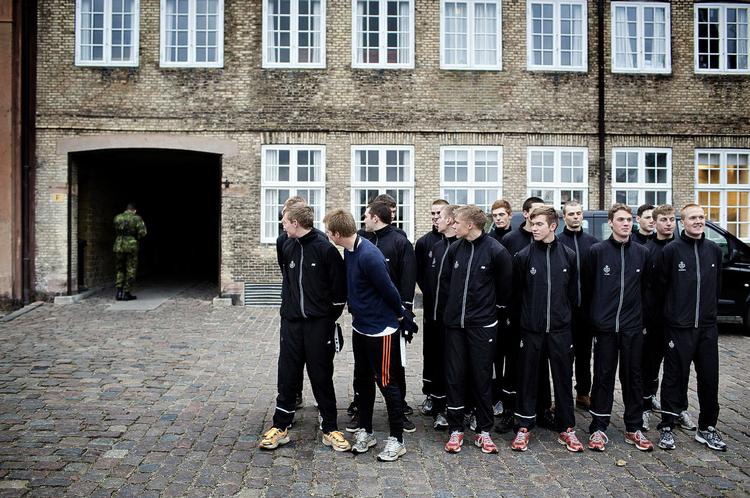 Livgarden. Her kommer unge i form og lærer pligtens kammeratskab. 