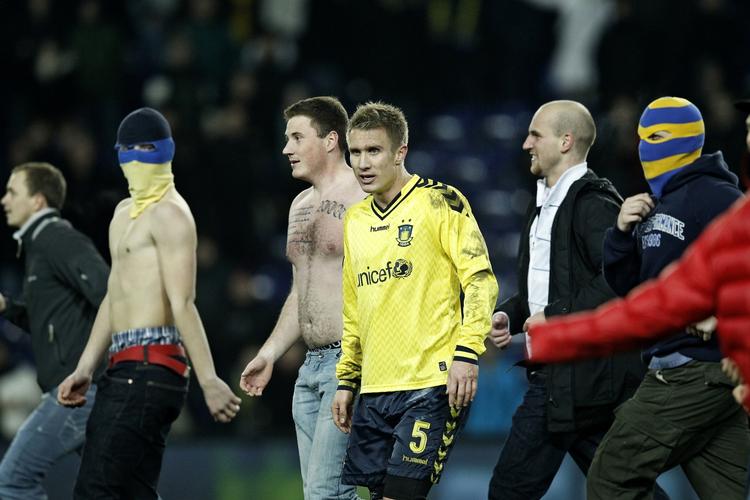 Invasion. Martin Albrechtsen og resten af de sportslige aktører i pokalkampen Brøndby-FCK fik besøg på græsset af flere tusinde tilskuere. 