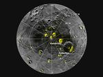 PLANET. Her ses kraterne på Merkurs nordpol. Det er i de dybeste af disse, at forskerne mener, at der findes is. Man kan se på aflejringerne, at isen i kraterne længst væk fra nordpolen kun ligger i skyggesiden. 
