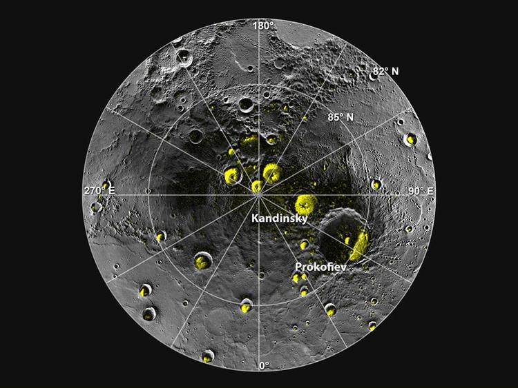 PLANET. Her ses kraterne på Merkurs nordpol. Det er i de dybeste af disse, at forskerne mener, at der findes is. Man kan se på aflejringerne, at isen i kraterne længst væk fra nordpolen kun ligger i skyggesiden. 