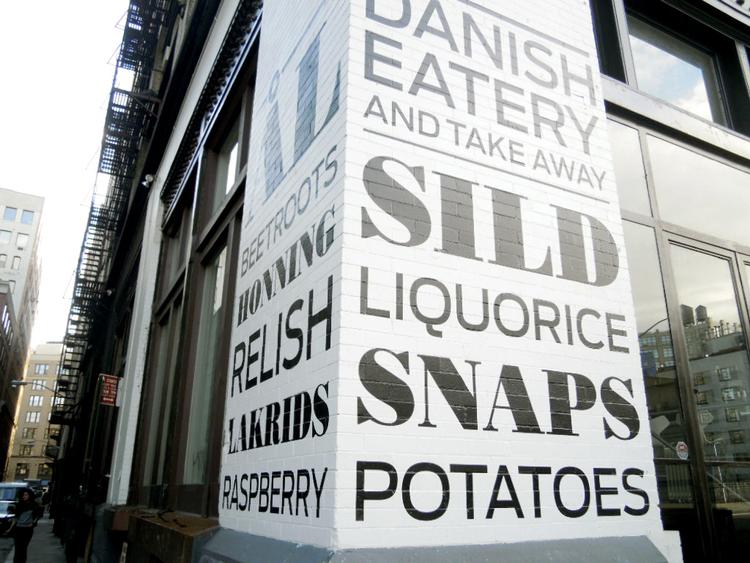 Varmt  rugbrød. Adam Aamann er positiv efter kun en uges åbning af sin smørrebrøds- restaurant i New York. Gæsterne har blandt andet været glade for  sildemenuen. 