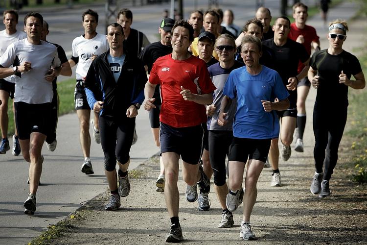 Løbeglæde. Alle med det fornødne gå-på-mod vil kunne træne sig op til at løbe et halvmaraton inden foråret 2014, hvor VM skal foregå i Danmark. 