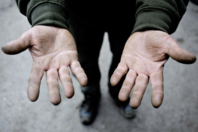 Tomhændet. Kunder i PFA og AP Pension risikerer at skulle betale så meget i gebyr for at omlægge deres kapitalpension, at det æder skatterabatten på 2,7 procent og mere til. 