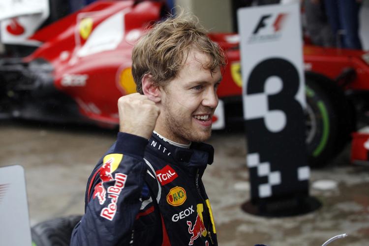 Hattrick. Vettel blev søndag verdensmester for tredje sæson i træk. Havde han forbrudt sig mod flagreglerne skulle han have haft en tidsstraf på 20 sekunder, hvilket ville have gjort Ferrari-køreren Fernando Alonso til verdensmester. 