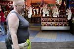 Der mange tigersouvenirs, og ifølge Verdensnaturfonden kan man også købe den ægte vare, hvis man har penge nok. 