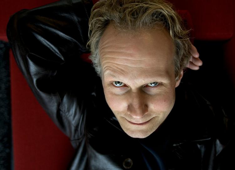 Storfilm. 51-årige Niels Arden Oplev skal instruere thriller med bl.a. Colin Farrell og svenske Noomi Rapace, som Arden Oplev også arbejdede sammen med på Stieg Larsson-filmatiseringen 'Mænd der hader kvinder' (2009). 