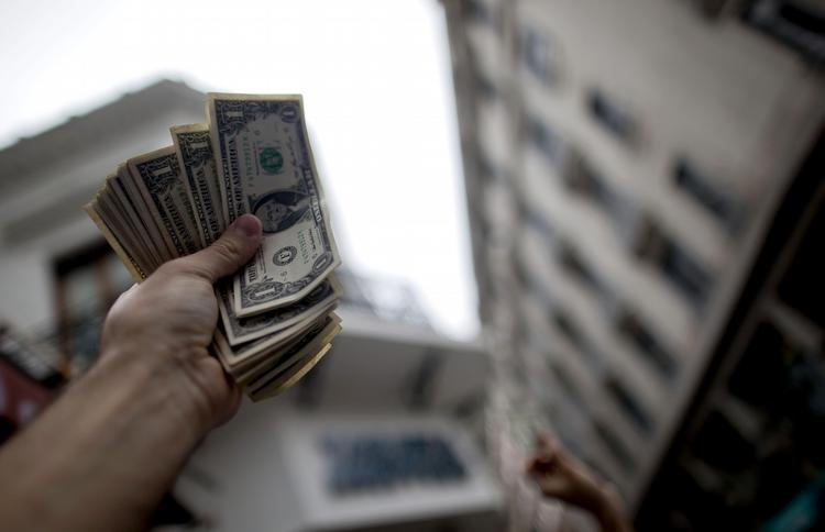 Gangster. Rockaway viser med sin bog at I gangsterverdenen er det forretning og ikke etnicitet, det gælder.   Dollaren har kun én nationalitet og én religion - profit. 