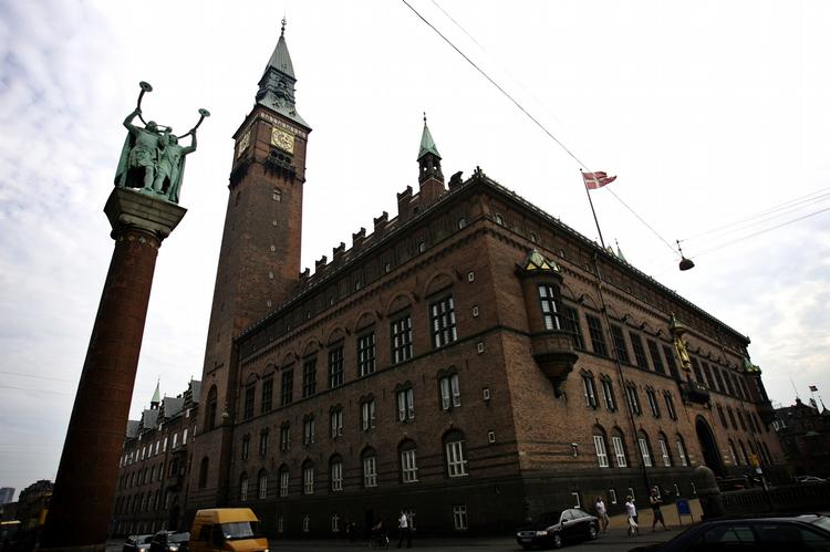 Lys. Politikerne var for nærige til at markere World Aids Day i København. Men så trådte et privat firma til. 