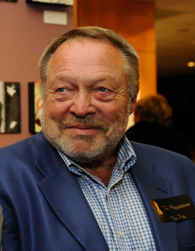 Magnusson. Tivi Magnusson har produceret Anders Walters '9 meter', som i dag er gået videre til semifinale-runden i Oscar-kapløbet. Magnusson har produceret et utal af succesrige kortfilm og er også kendt som producenten bag spillefilm som 'Blinkende lygter', 'De grønne slagtere' og 'Adams æbler'. 